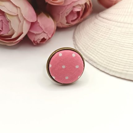 Antik bronz gyűrű – rózsaszín, fehér pöttyös textil lencsével